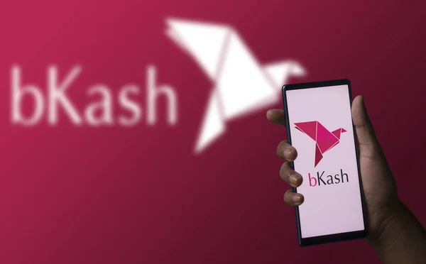 방글라데시 2023년 12월 05일 스크린에 Bkash App를 전화를 붙드는 Bkash — 스톡 사진
