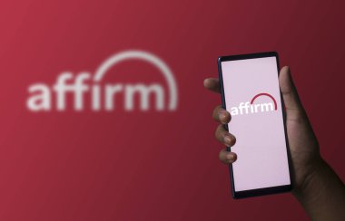 Dhaka, Bangladeş - 06 Aralık 2023: Ekranda doğrulama uygulaması olan bir el telefonu tutuyor. Uygulama bir finans şirketidir.
