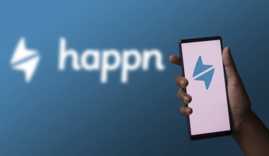 Dhaka, Bangladeş - 07 Aralık 2023: Ekranda mutluluk uygulaması olan telefonu tutan bir el.