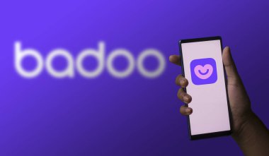 Dhaka, Bangladeş - 07 Aralık 2023: Ekranda badoo uygulaması olan bir el telefonu tutuyor.