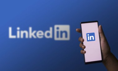 Dhaka, Bangladeş - 07 Aralık 2023: Ekranda Bağlı uygulamayla telefon tutan bir el.