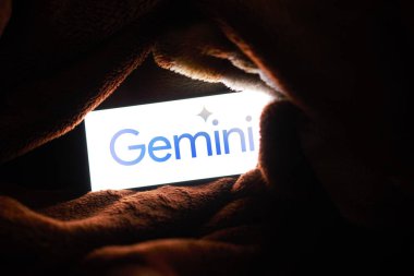 Dhaka, Bangladeş - 09 Aralık 2023: Akıllı telefon ekranında Gemini logosu. Bu araç Google tarafından yeni çoklu modal yapay zeka (AI) modeli olarak başlatıldı.
