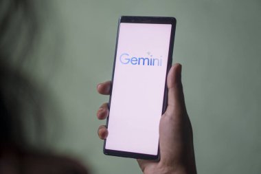 Dhaka, Bangladeş - 09 Aralık 2023: Akıllı telefon ekranında Gemini logosu. Bu araç Google tarafından yeni çoklu modal yapay zeka (AI) modeli olarak başlatıldı.