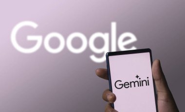 Dhaka, Bangladeş - 09 Aralık 2023: Akıllı telefon ekranında Gemini logosu. Bu araç Google tarafından yeni çoklu modal yapay zeka (AI) modeli olarak başlatıldı.