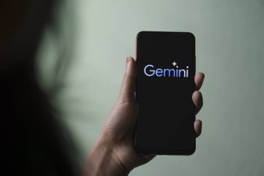 Dhaka, Bangladeş - 09 Aralık 2023: Akıllı telefon ekranında Gemini logosu. Bu araç Google tarafından yeni çoklu modal yapay zeka (AI) modeli olarak başlatıldı.