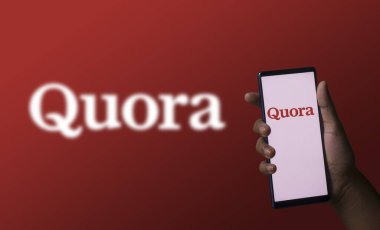 Dhaka, Bangladeş - 07 Aralık 2023: Ekranda Quora ile telefon tutan bir el.