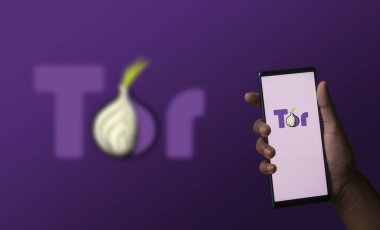 Dhaka, Bangladeş - 12 Aralık 2023: Ekranda Onion Tor tarayıcısı olan bir el telefonu tutuyor. 
