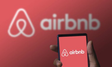 Dhaka, Bangladeş - 12 Aralık 2023: Airbnb akıllı telefon logosu.