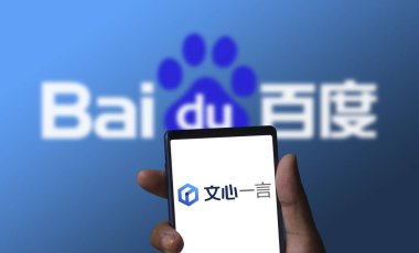 Dhaka, Bangladeş - 18 Aralık 2023: Ernie Bot, Baidu 'nun bir AI sohbet robotu ürünüdür..