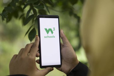 Dhaka, Bangladeş - 25 Aralık 2023: w3school logosu bir akıllı telefonda sergilendi. W3Schools çevrimiçi kodlamayı öğrenmek için ücretsiz eğitim web sitesidir..