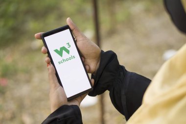 Dhaka, Bangladeş - 25 Aralık 2023: w3school logosu bir akıllı telefonda sergilendi. W3Schools çevrimiçi kodlamayı öğrenmek için ücretsiz eğitim web sitesidir..