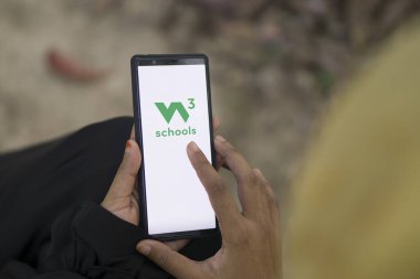 Dhaka, Bangladeş - 25 Aralık 2023: w3school logosu bir akıllı telefonda sergilendi. W3Schools çevrimiçi kodlamayı öğrenmek için ücretsiz eğitim web sitesidir..