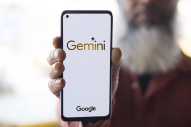 Dhaka, Bangladeş - 27 Aralık 2023: Google Gemini AI sohbet robotu Gemini, Google tarafından geliştirilen çok modallı büyük dil modelleri ailesidir..