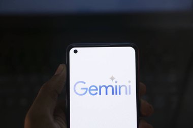 Dhaka, Bangladeş - 27 Aralık 2023: Google Gemini AI sohbet robotu Gemini, Google tarafından geliştirilen çok modallı büyük dil modelleri ailesidir..