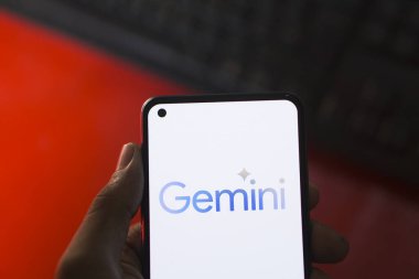 Dhaka, Bangladeş - 27 Aralık 2023: Google Gemini AI sohbet robotu Gemini, Google tarafından geliştirilen çok modallı büyük dil modelleri ailesidir..