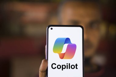 Dhaka, Bangladeş - 27 Aralık 2023: Microsoft Copilot AI sohbet robotuyla el ele tutuşmak. Microsoft Copilot, Microsoft tarafından geliştirilen bir sohbet robotudur.