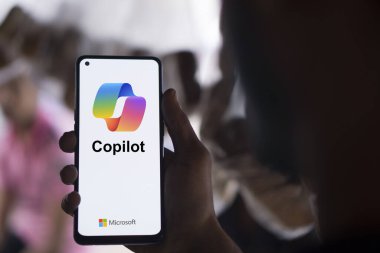Dhaka, Bangladeş - 27 Aralık 2023: Microsoft Copilot AI sohbet robotuyla el ele tutuşmak. Microsoft Copilot, Microsoft tarafından geliştirilen bir sohbet robotudur.