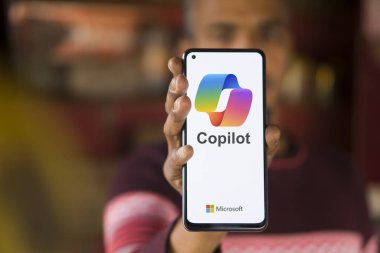 Dhaka, Bangladeş - 27 Aralık 2023: Microsoft Copilot AI sohbet robotuyla el ele tutuşmak. Microsoft Copilot, Microsoft tarafından geliştirilen bir sohbet robotudur.