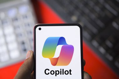 Dhaka, Bangladeş - 27 Aralık 2023: Microsoft Copilot AI sohbet robotuyla el ele tutuşmak. Microsoft Copilot, Microsoft tarafından geliştirilen bir sohbet robotudur.