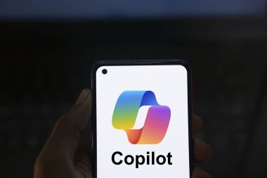 Dhaka, Bangladeş - 27 Aralık 2023: Microsoft Copilot AI sohbet robotuyla el ele tutuşmak. Microsoft Copilot, Microsoft tarafından geliştirilen bir sohbet robotudur.