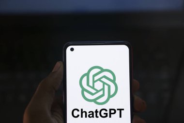 Dhaka, Bangladeş - 27 Aralık 2023: ChatGPT AI sohbet robotuyla el ele tutuşmak. ChatGPT OpenAI tarafından geliştirilen bir sohbet robotudur..