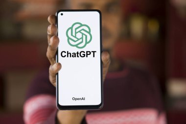 Dhaka, Bangladeş - 27 Aralık 2023: ChatGPT AI sohbet robotuyla el ele tutuşmak. ChatGPT OpenAI tarafından geliştirilen bir sohbet robotudur..