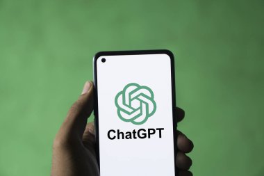 Dhaka, Bangladeş - 27 Aralık 2023: ChatGPT AI sohbet robotuyla el ele tutuşmak. ChatGPT OpenAI tarafından geliştirilen bir sohbet robotudur..