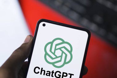 Dhaka, Bangladeş - 27 Aralık 2023: ChatGPT AI sohbet robotuyla el ele tutuşmak. ChatGPT OpenAI tarafından geliştirilen bir sohbet robotudur..