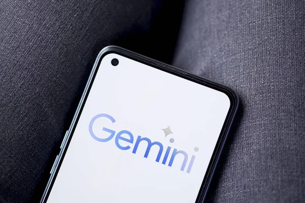Dhaka, Bangladeş - 27 Aralık 2023: Google Gemini AI sohbet robotu Gemini, Google tarafından geliştirilen çok modallı büyük dil modelleri ailesidir..