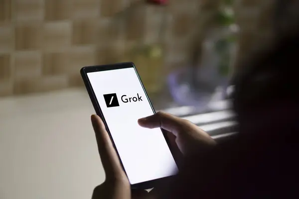 Dhaka, Bangladeş - 28 Aralık 2023: Grok AI sohbet robotuyla el ele tutuşmak. Grok, Elon Musk tarafından kurulan yapay zeka alanında çalışan bir Amerikan girişim şirketidir..