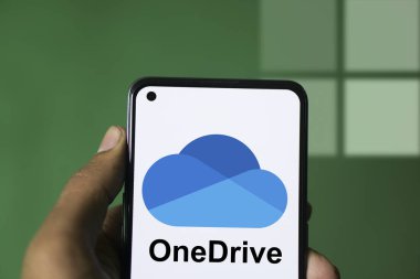 Dhaka, Bangladeş - 30 Aralık 2023: Onedrive ile el ele tutuşmak. Microsoft OneDrive, Microsoft tarafından işletilen bir dosya sunucu servisidir..