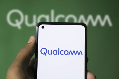 Dhaka, Bangladeş - 30 Aralık 2023: Qualcomm ile el ele tutuşmak. Qualcomm Anonim Şirketi çok uluslu bir Amerikan şirketidir..