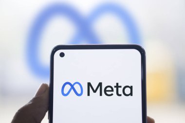 Dhaka, Bangladeş - 01 Ocak 2024: Meta ile el ele tutuşmak. Meta, çok uluslu bir Amerikan teknoloji şirketi..