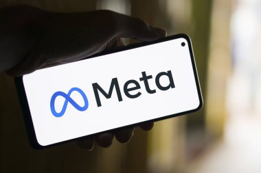 Dhaka, Bangladeş - 01 Ocak 2024: Meta ile el ele tutuşmak. Meta, çok uluslu bir Amerikan teknoloji şirketi..