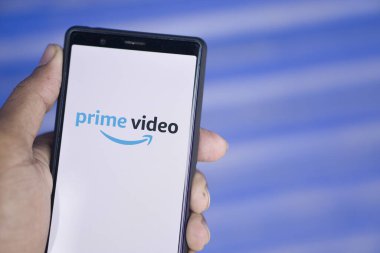 Bellevue, Washington- 04 Ocak 2024 akıllı telefondan Amazon Prime Video logosu. Amazon Prime Video, Amerika Birleşik Devletleri 'nin talep üzerine abonelik videosudur..
