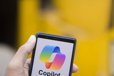 Dhaka, Bangladeş - 08 Ocak 2024: Microsoft Copilot logosu akıllı telefonda. Microsoft Copilot, Microsoft tarafından geliştirilen bir sohbet robotudur..