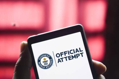 Dhaka, Bangladeş - 11 Ocak 2024: Akıllı telefondan Guinness Rekorlar Kitabı logosu.
