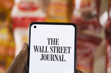 Dhaka, Bangladeş - 11 Ocak 2024: Akıllı telefondaki Wall Street Journal logosu. The Wall Street Journal, Amerikan iş dünyası ve ekonomik odaklı günlük gazete..