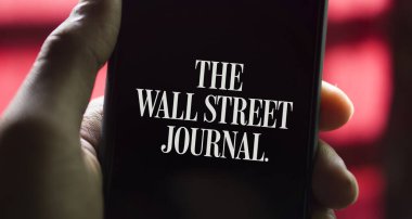 Dhaka, Bangladeş - 11 Ocak 2024: Akıllı telefondaki Wall Street Journal logosu. The Wall Street Journal, Amerikan iş dünyası ve ekonomik odaklı günlük gazete..