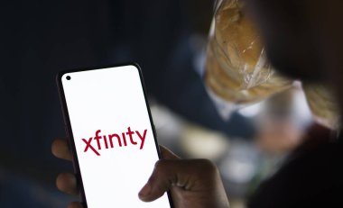 Dhaka, Bangladeş - 12 Ocak 2024: Akıllı telefonda Xfinity logosu. Xfinity, Comcast 'in televizyon, internet, telefon ve mobil hizmetler markasıdır..