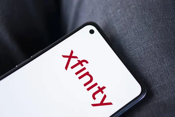 Dhaka Bangladesh Januar 2024 Xfinity Logo Smarttelefon Xfinity Comcasts Merkevare – stockfoto