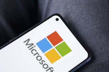 Dhaka, Bangladeş - 12 Ocak 2024: Microsoft akıllı telefon logosu. Microsoft Corporation, Amerikan çokuluslu teknoloji şirketidir..