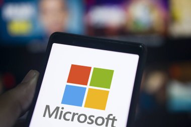 Dhaka, Bangladeş - 12 Ocak 2024: Microsoft akıllı telefon logosu. Microsoft Corporation, Amerikan çokuluslu teknoloji şirketidir..