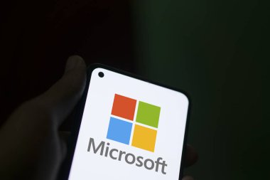 Dhaka, Bangladeş - 12 Ocak 2024: Microsoft akıllı telefon logosu. Microsoft Corporation, Amerikan çokuluslu teknoloji şirketidir..