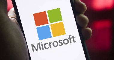 Dhaka, Bangladeş - 12 Ocak 2024: Microsoft akıllı telefon logosu. Microsoft Corporation, Amerikan çokuluslu teknoloji şirketidir..