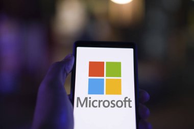 Dhaka, Bangladeş - 12 Ocak 2024: Microsoft akıllı telefon logosu. Microsoft Corporation, Amerikan çokuluslu teknoloji şirketidir..