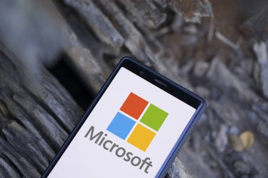 Dhaka, Bangladeş - 12 Ocak 2024: Microsoft akıllı telefon logosu. Microsoft Corporation, Amerikan çokuluslu teknoloji şirketidir..