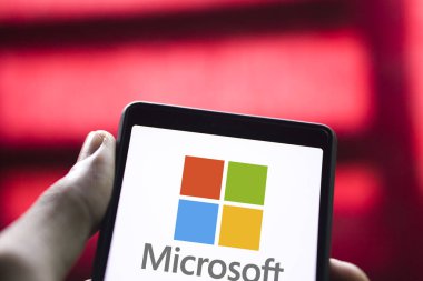 Dhaka, Bangladeş - 12 Ocak 2024: Microsoft akıllı telefon logosu. Microsoft Corporation, Amerikan çokuluslu teknoloji şirketidir..