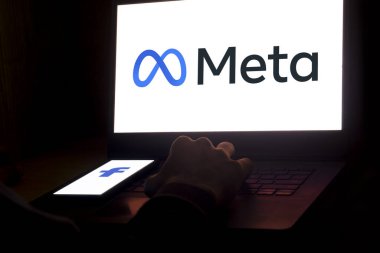Dhaka, Bangladeş - 12 Ocak 2024: Dizüstü bilgisayarda Meta logosu. Meta, Menlo Park, Kaliforniya merkezli bir Amerikan çokuluslu teknoloji şirketi..