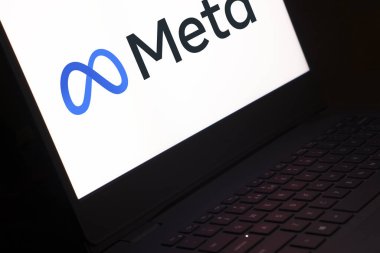 Dhaka, Bangladeş - 12 Ocak 2024: Dizüstü bilgisayarda Meta logosu. Meta, Menlo Park, Kaliforniya merkezli bir Amerikan çokuluslu teknoloji şirketi..